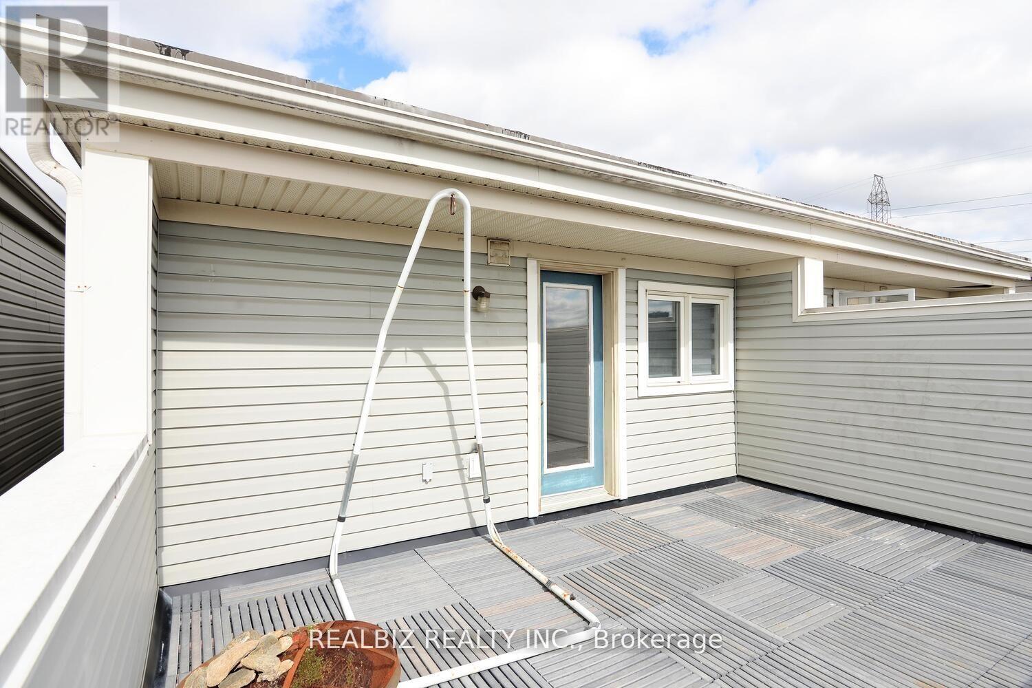 14 Herzberg Gardens, Toronto, Ontario  M3N 2P4 - Photo 4 - W12634934