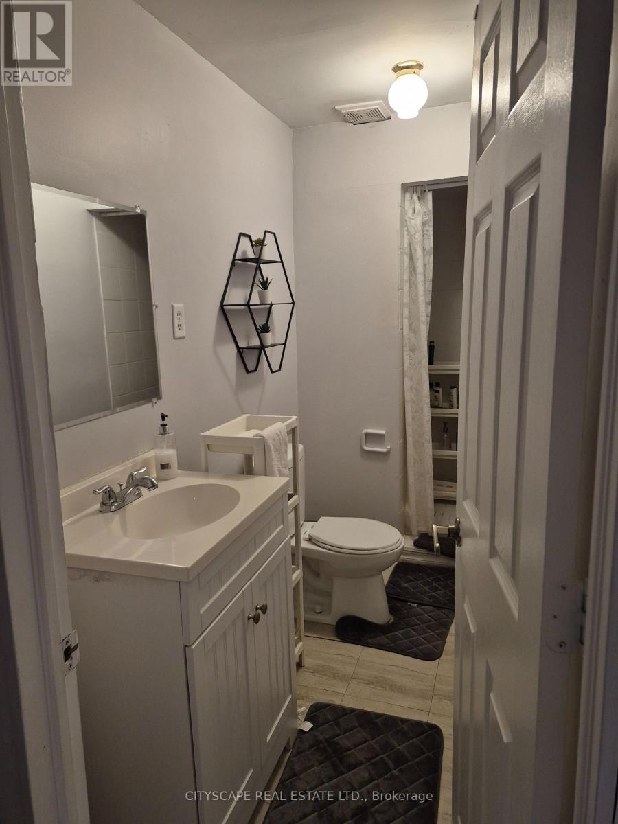 3072 Caulfield Crescent, Mississauga, Ontario  L5M 6J7 - Photo 5 - W12634960