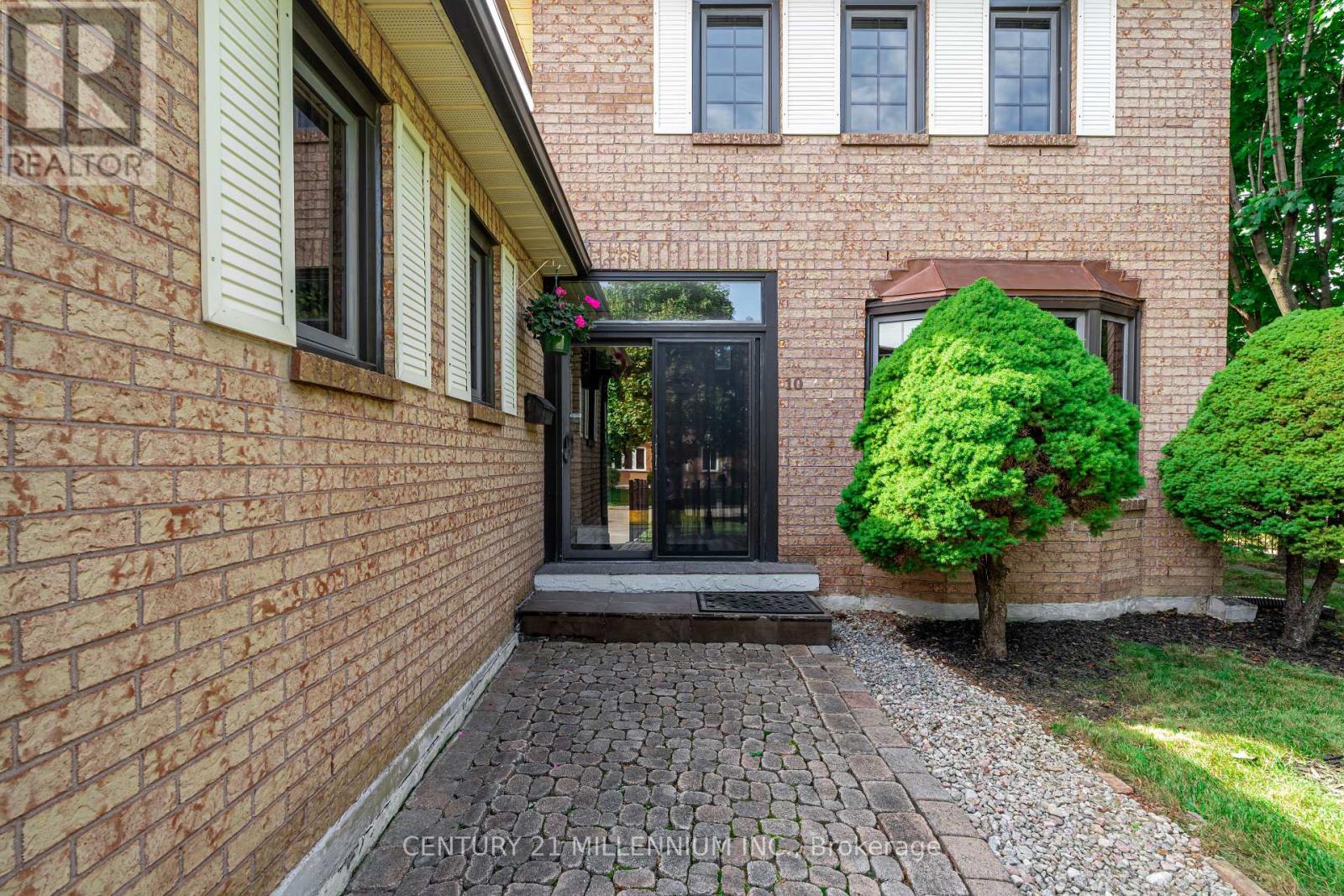 10 Phelps Drive, Brampton, Ontario  L6X 3V5 - Photo 2 - W12634984