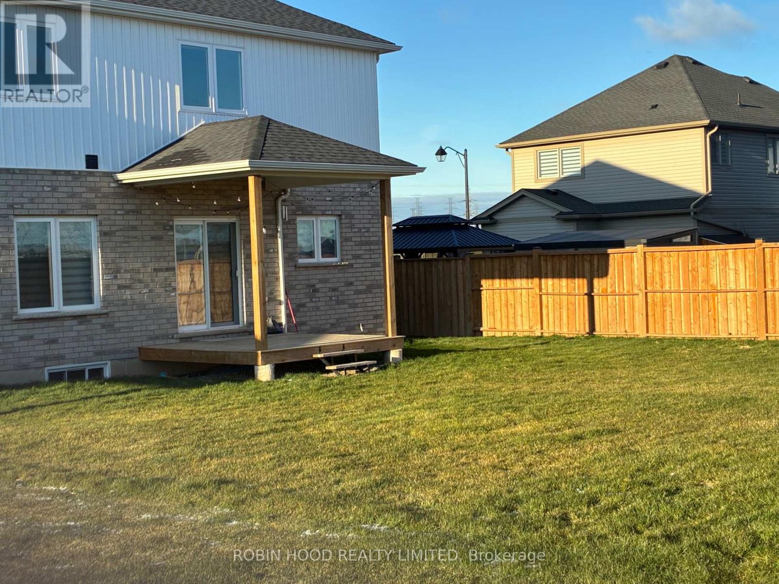 8 Barker Parkway, Thorold, Ontario  L2V 0H4 - Photo 2 - X12634936