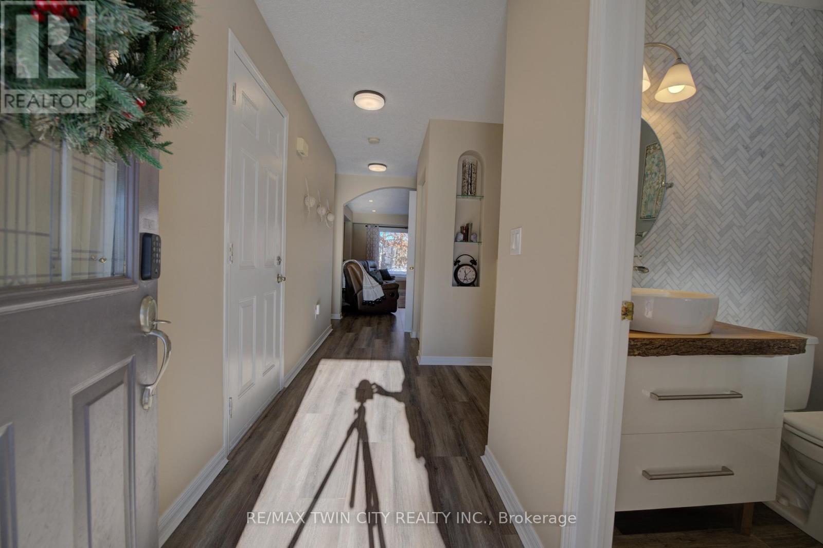 48 Karalee Crescent, Cambridge, Ontario  N3C 4H3 - Photo 4 - X12635058