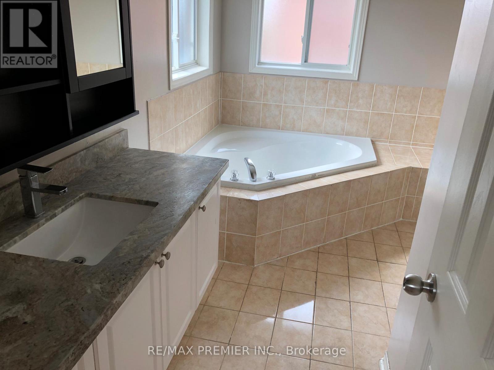 26 Lucerne Drive, Vaughan, Ontario  L4H 2Y2 - Photo 13 - N12635086