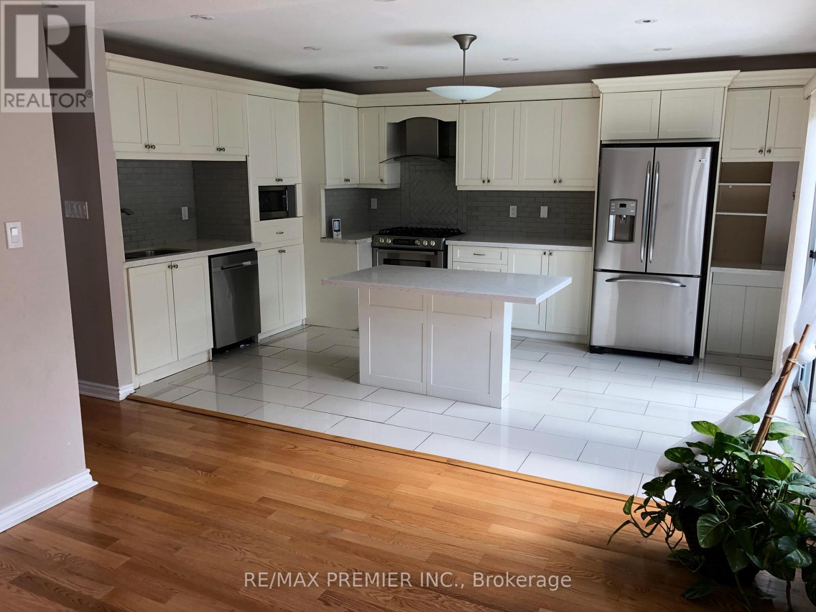 26 Lucerne Drive, Vaughan, Ontario  L4H 2Y2 - Photo 2 - N12635086