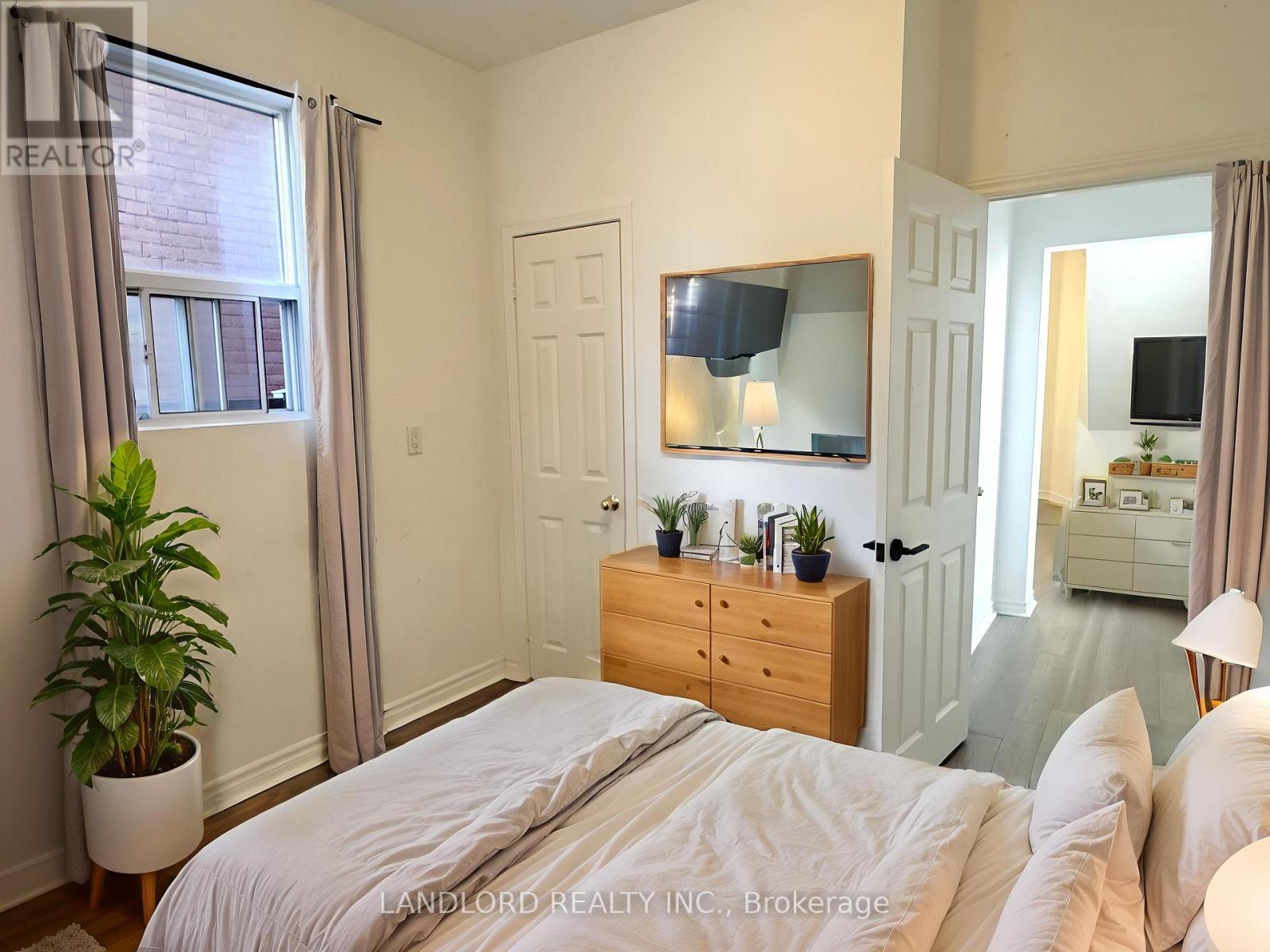 Main - 130 Baldwin Street, Toronto, Ontario  M5T 1L6 - Photo 12 - C12448027