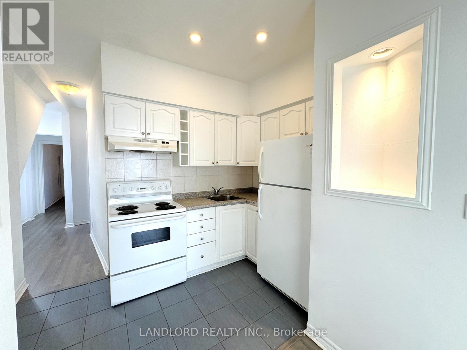 MAIN - 130 BALDWIN STREET, Toronto, Ontario