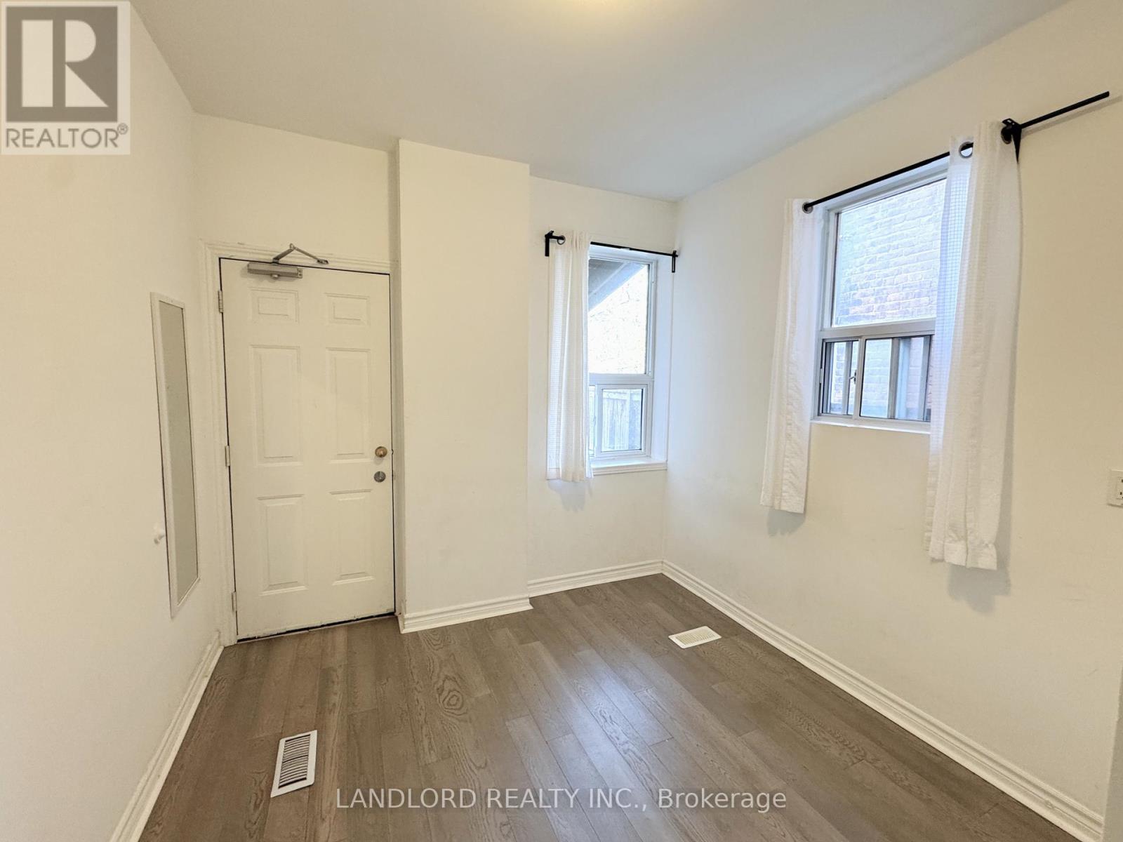 Main - 130 Baldwin Street, Toronto, Ontario  M5T 1L6 - Photo 14 - C12448027