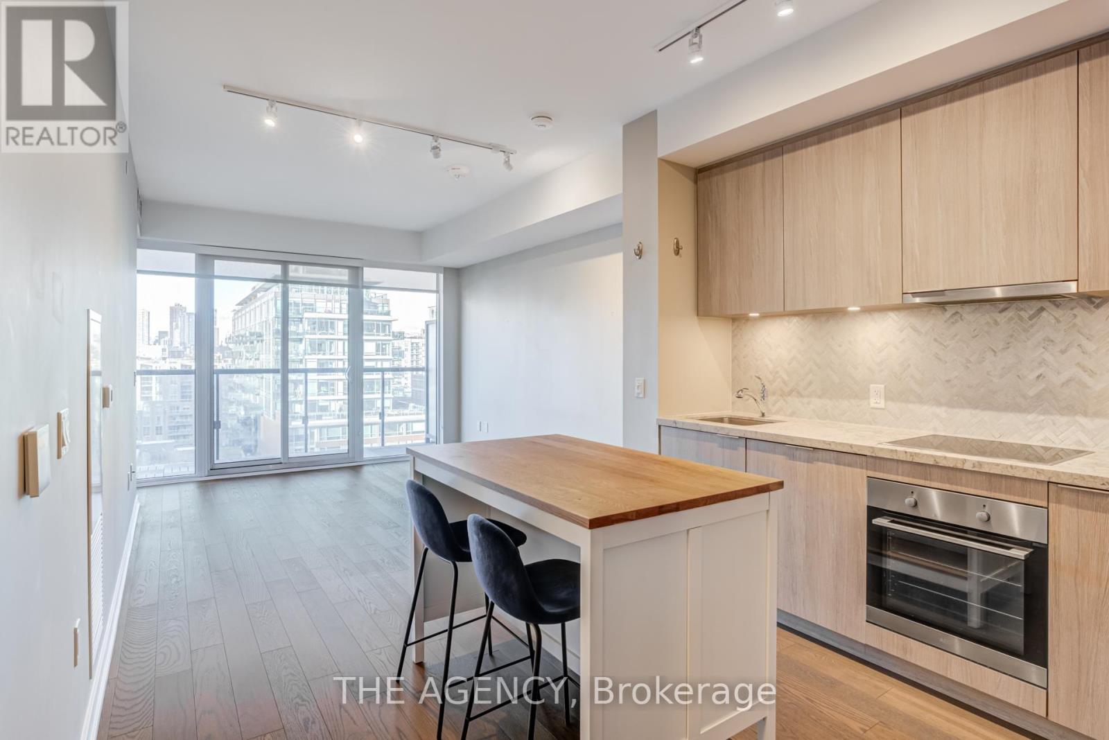 1108 - 158 Front Street E, Toronto (Moss Park), Ontario  M5A 0K9 - Photo 2 - C12635152