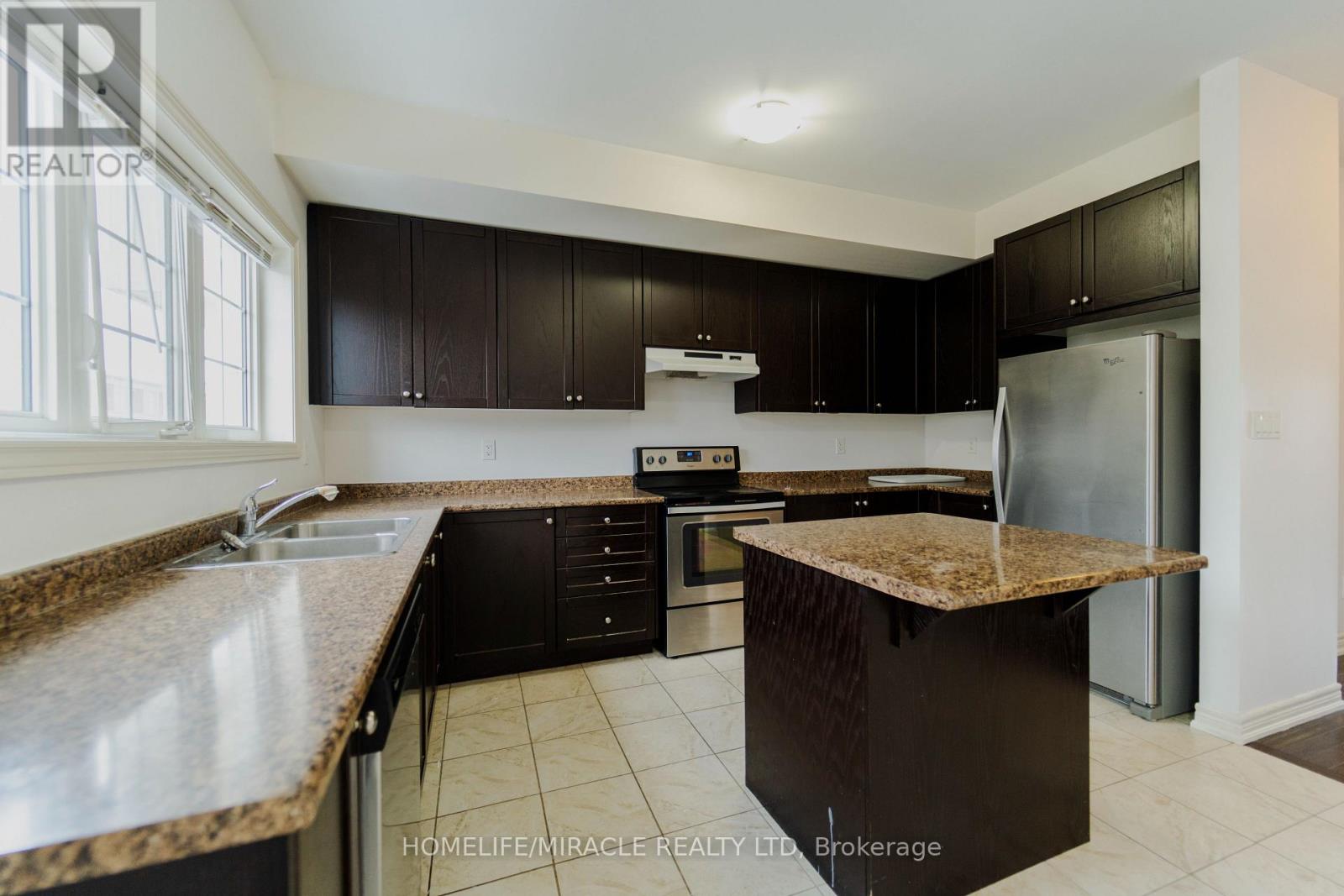 96 - 106 Aspen Hills Road, Brampton (Credit Valley), Ontario  L6Y 6E5 - Photo 3 - W12635174