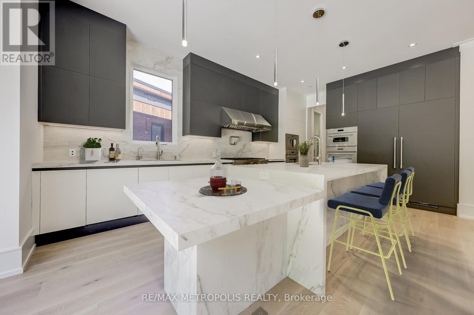 12 Bearwood Drive, Toronto (Edenbridge-Humber Valley), Ontario  M9A 4G4 - Photo 11 - W12635176