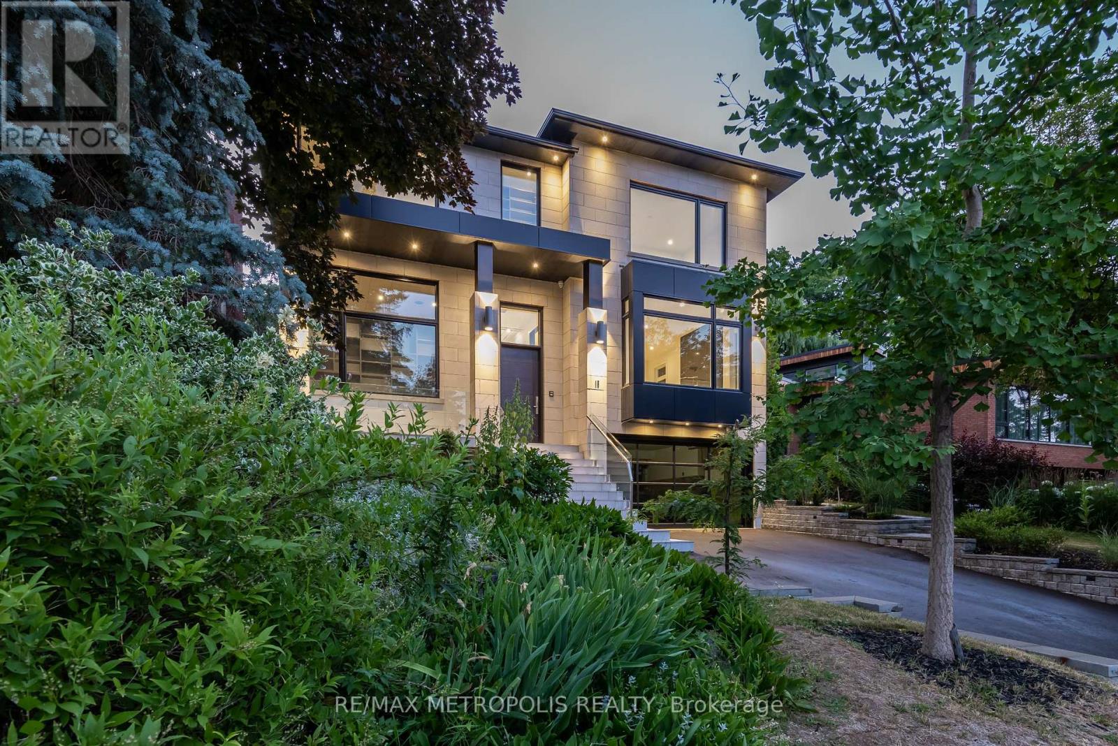 12 Bearwood Drive, Toronto (Edenbridge-Humber Valley), Ontario  M9A 4G4 - Photo 3 - W12635176