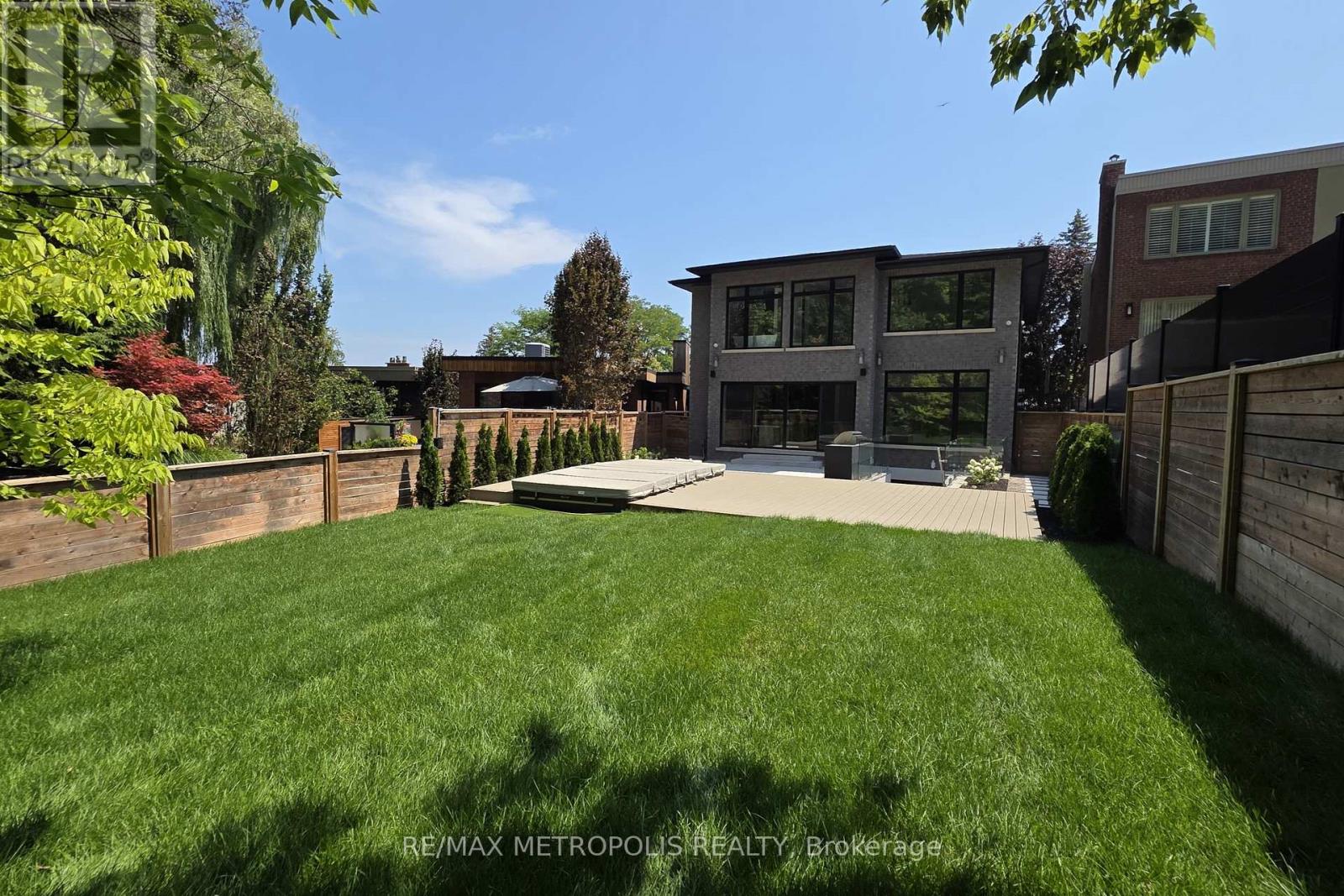 12 Bearwood Drive, Toronto (Edenbridge-Humber Valley), Ontario  M9A 4G4 - Photo 5 - W12635176