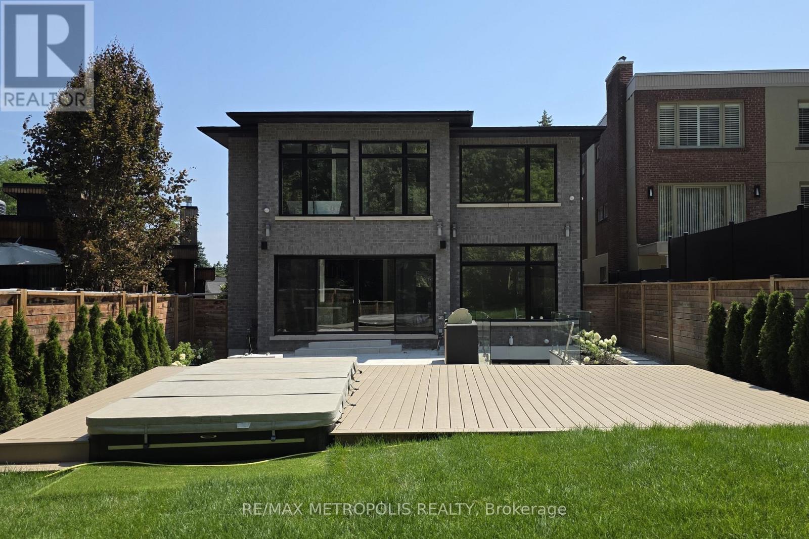 12 Bearwood Drive, Toronto (Edenbridge-Humber Valley), Ontario  M9A 4G4 - Photo 6 - W12635176