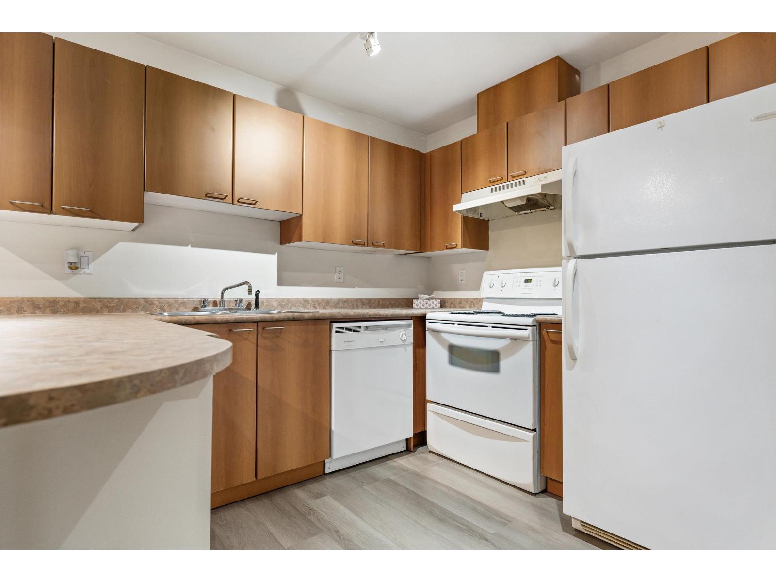 421 12083 92a Avenue, Surrey, British Columbia  V3V 8C8 - Photo 9 - R3073828