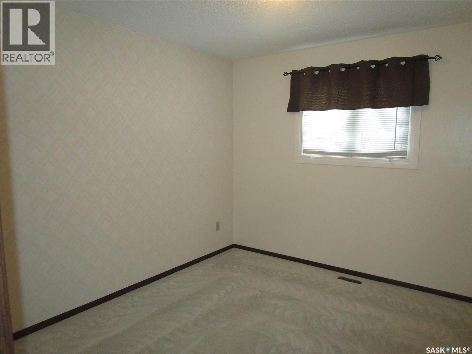 1003 1st Street W, Assiniboia, Saskatchewan  S0H 0B0 - Photo 11 - SK025644