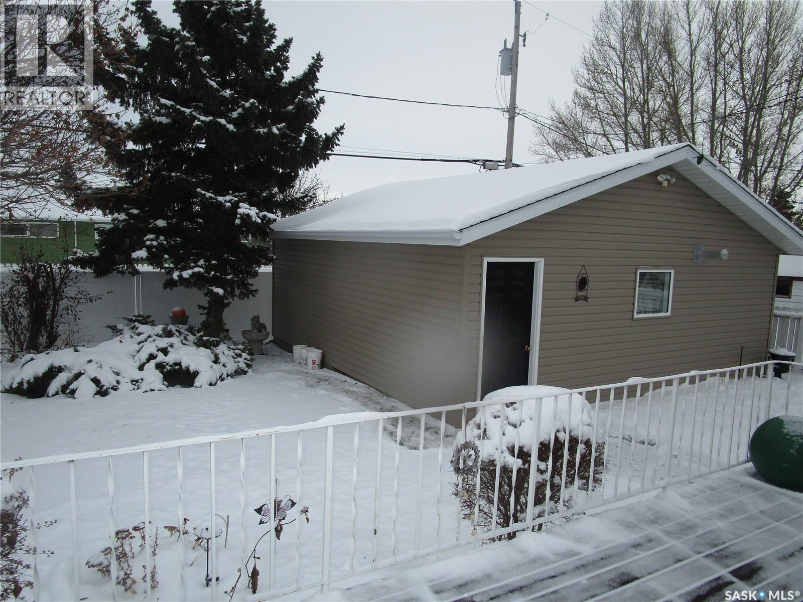 1003 1st Street W, Assiniboia, Saskatchewan  S0H 0B0 - Photo 3 - SK025644