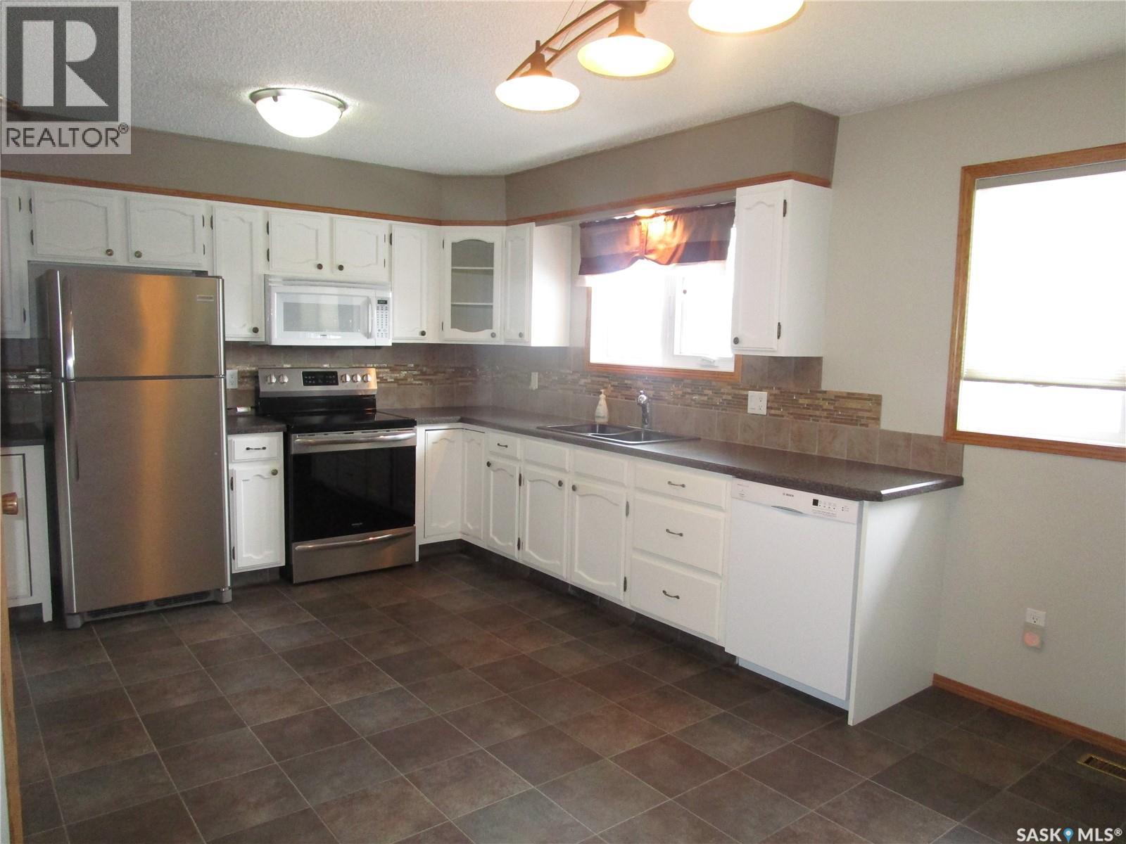 1003 1st Street W, Assiniboia, Saskatchewan  S0H 0B0 - Photo 6 - SK025644