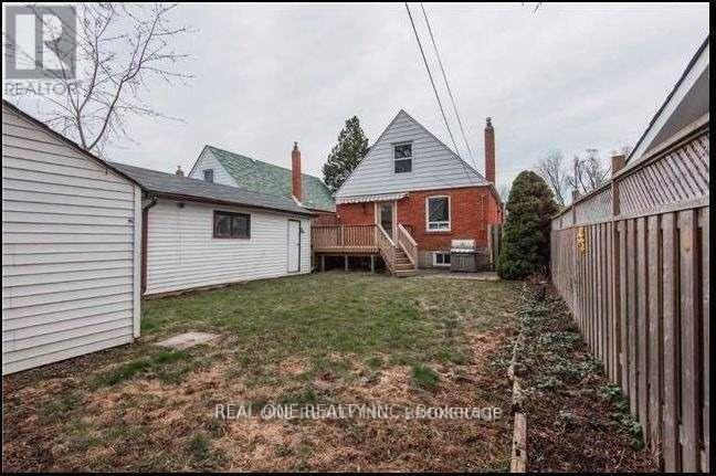 Upper - 18 Gardens Crescent, Toronto, Ontario  M4B 1T5 - Photo 10 - E12635234