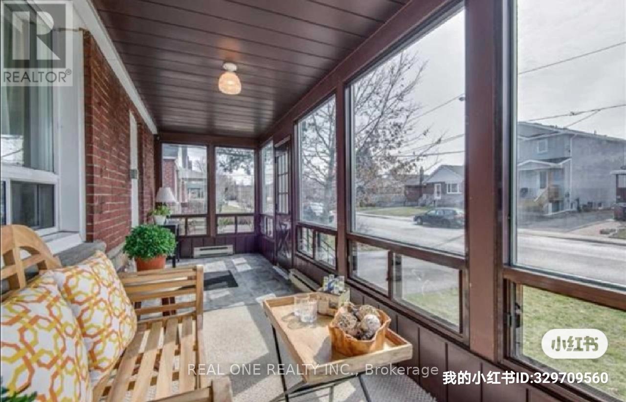 Upper - 18 Gardens Crescent, Toronto, Ontario  M4B 1T5 - Photo 3 - E12635234