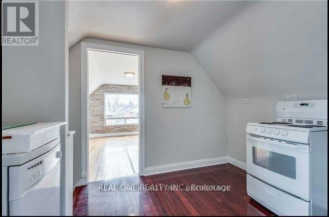 Upper - 18 Gardens Crescent, Toronto, Ontario  M4B 1T5 - Photo 8 - E12635234