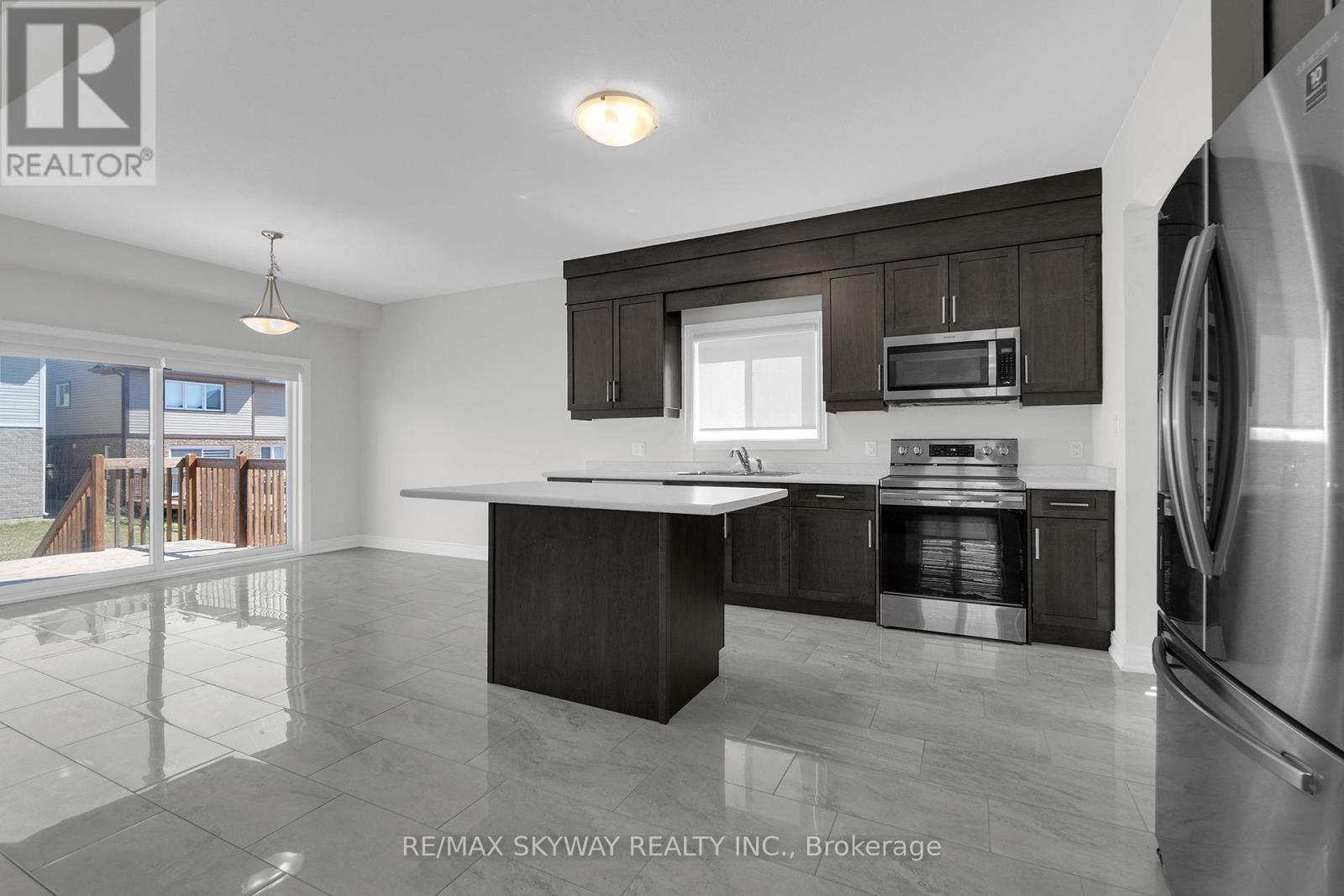 27 Monarch Street, Welland, Ontario  L3C 0E6 - Photo 12 - X12635242