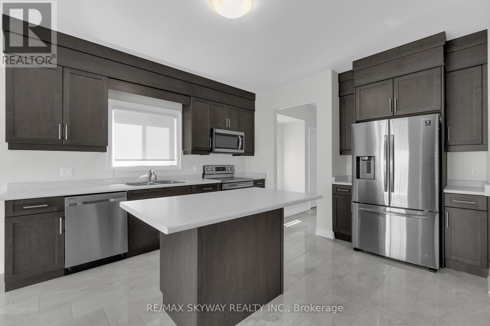 27 Monarch Street, Welland, Ontario  L3C 0E6 - Photo 14 - X12635242