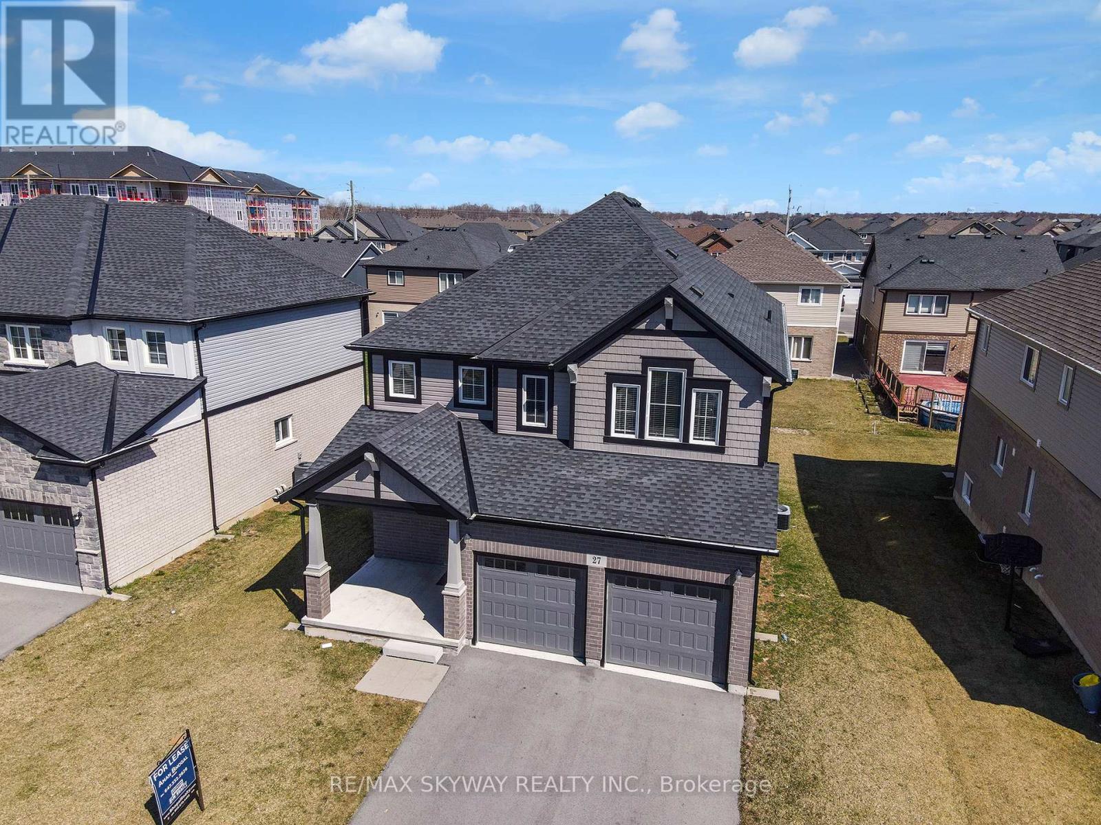 27 Monarch Street, Welland, Ontario  L3C 0E6 - Photo 3 - X12635242