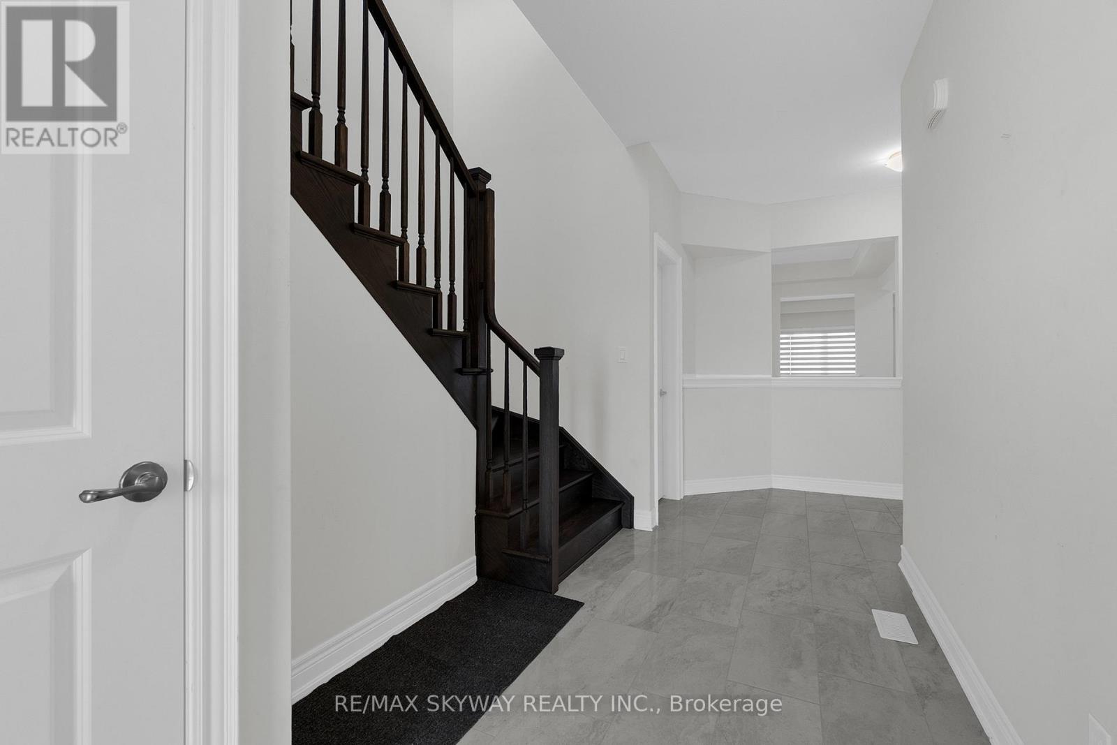 27 Monarch Street, Welland, Ontario  L3C 0E6 - Photo 8 - X12635242