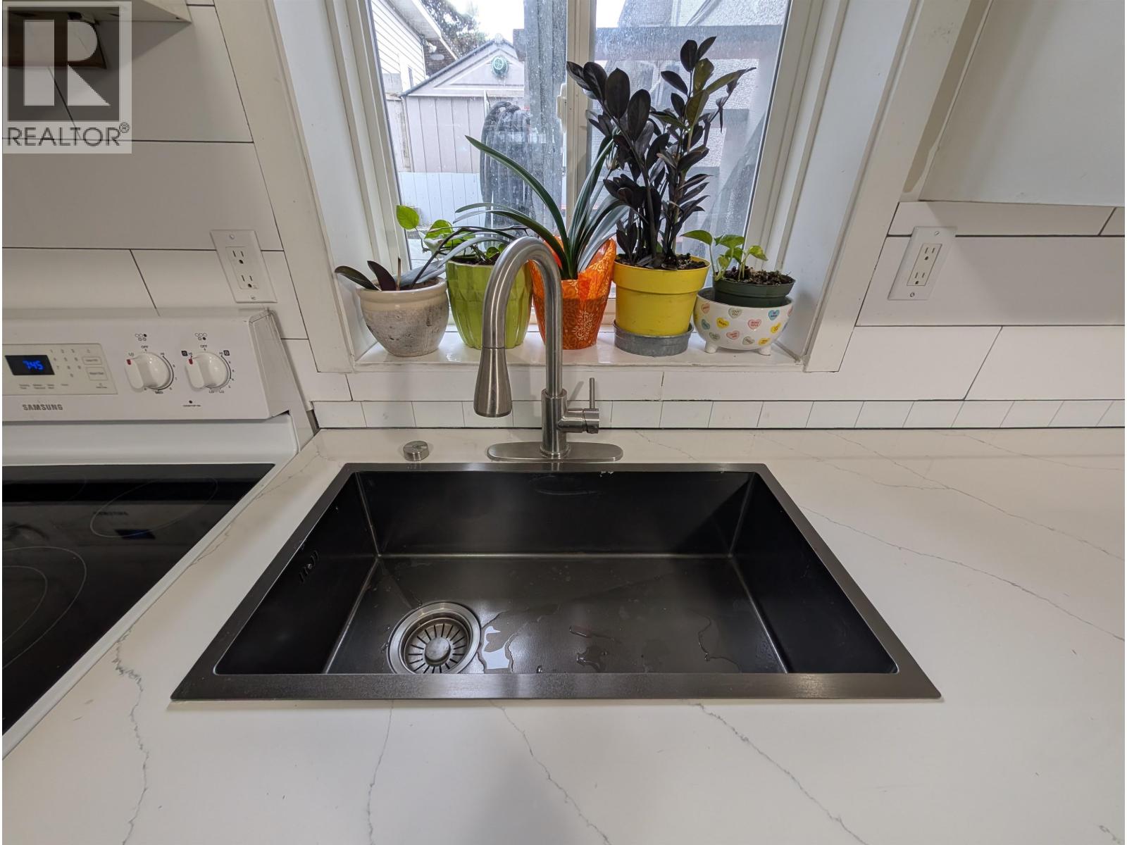 2bed 1xxx E 64 Avenue, Vancouver, British Columbia  V5X 2N8 - Photo 3 - R3074011