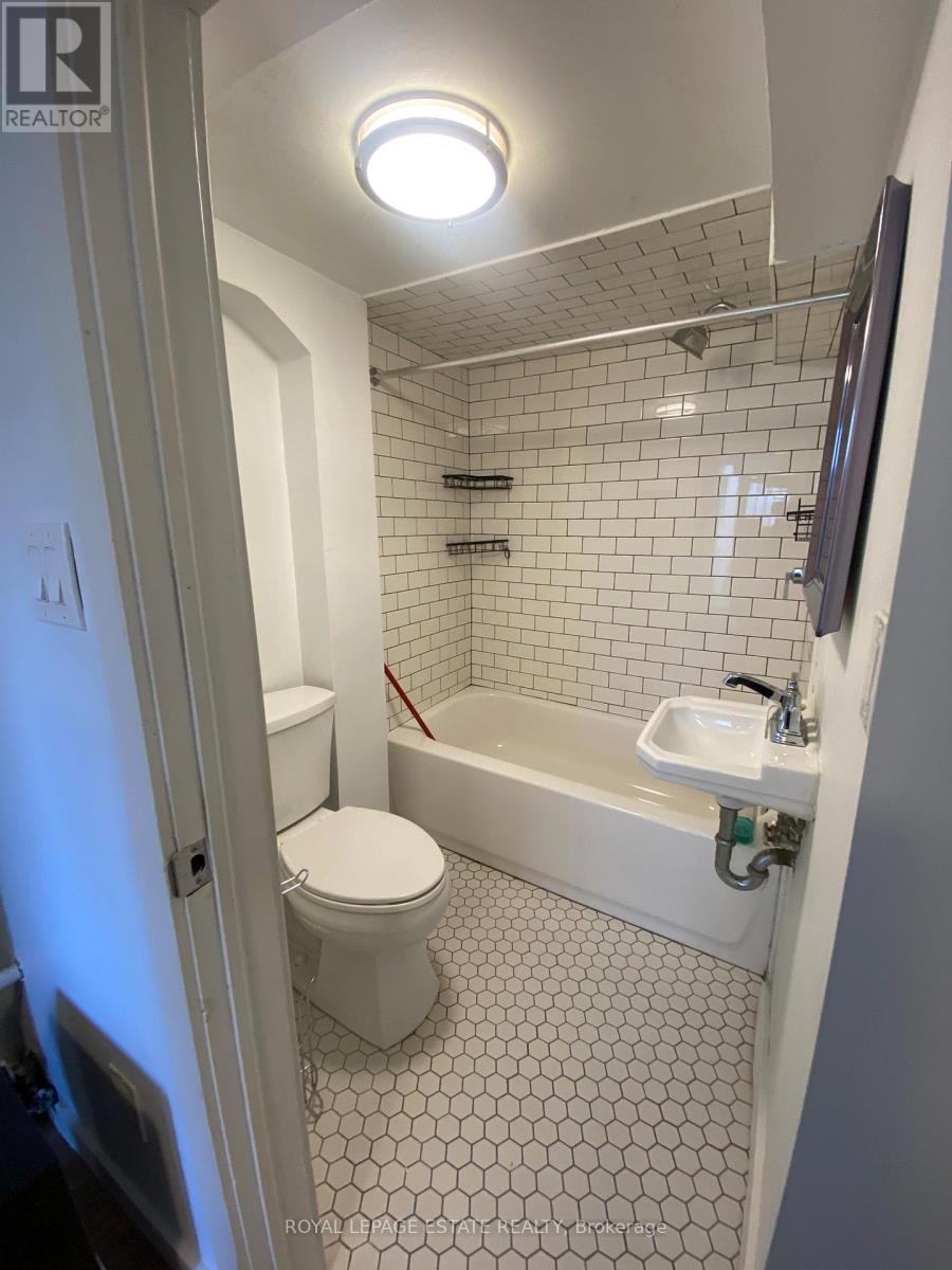 Bsmt Apt - 67 Boustead Avenue, Toronto, Ontario  M6R 1Y7 - Photo 8 - W12611430