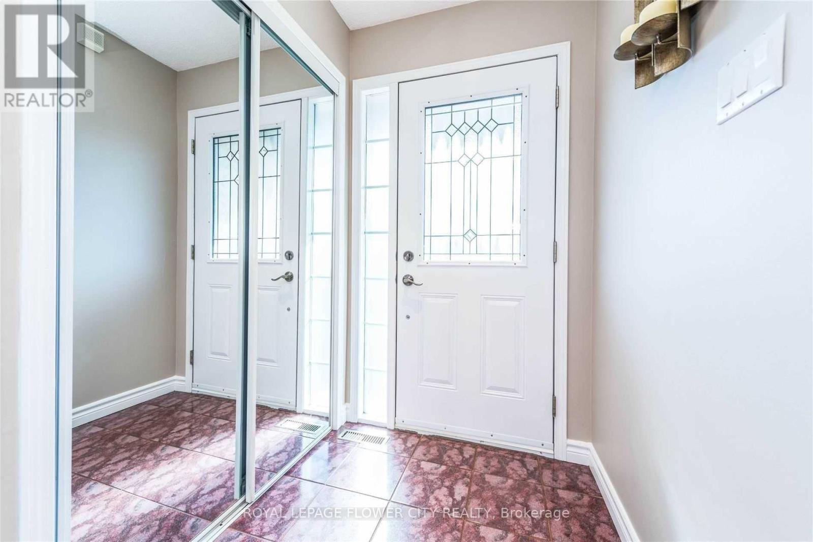 136 Chipmunk Crescent, Brampton, Ontario  L6R 1B3 - Photo 5 - W12635310