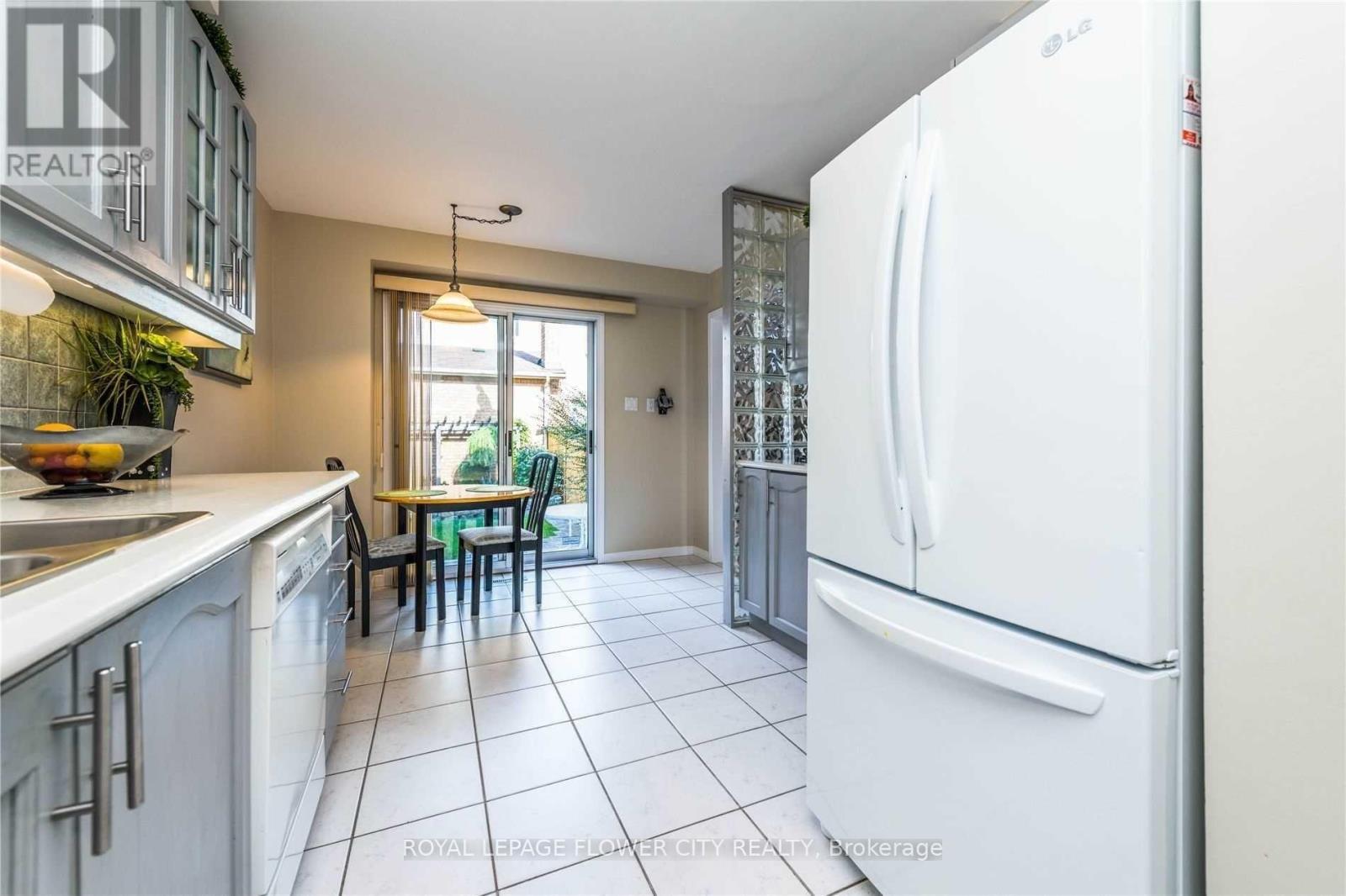 136 Chipmunk Crescent, Brampton, Ontario  L6R 1B3 - Photo 8 - W12635310