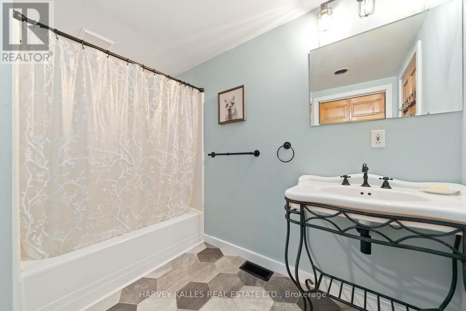 13965 Loyalist Parkway, Prince Edward County (Hallowell Ward), Ontario  K0K 2T0 - Photo 17 - X12635328