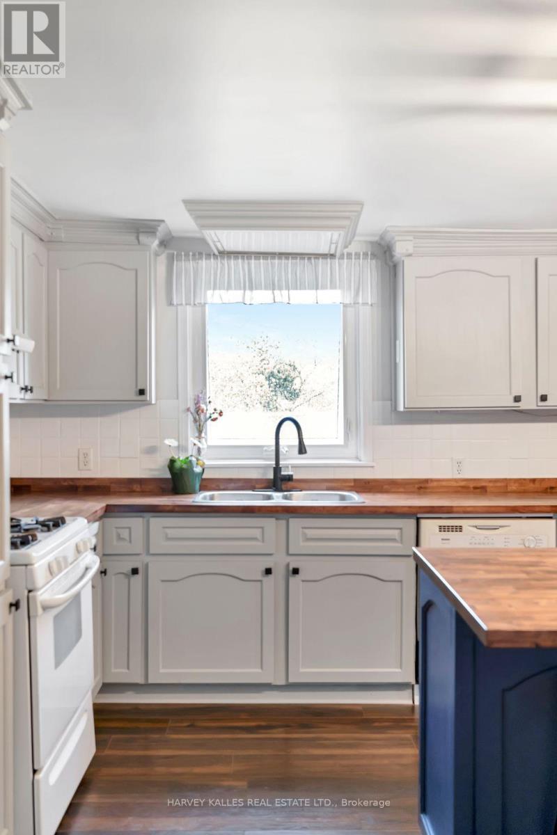 13965 Loyalist Parkway, Prince Edward County (Hallowell Ward), Ontario  K0K 2T0 - Photo 9 - X12635328