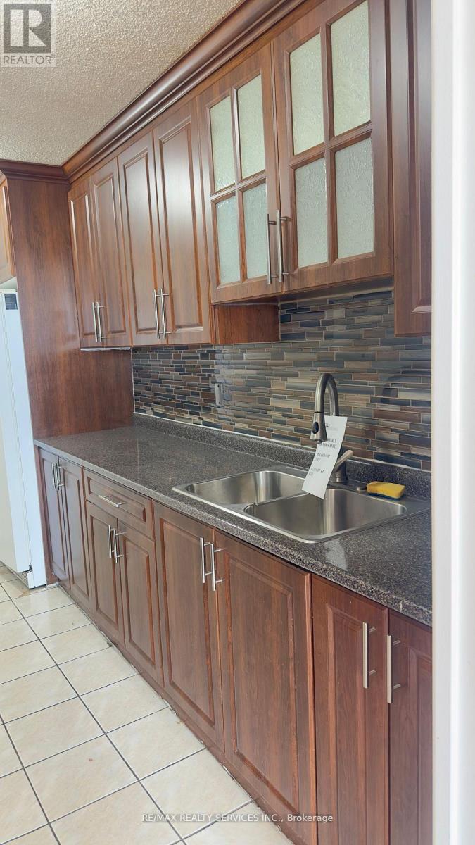 806 - 40 Panorama Court, Toronto, Ontario M9V 4M1 - Photo 8 - W12635324