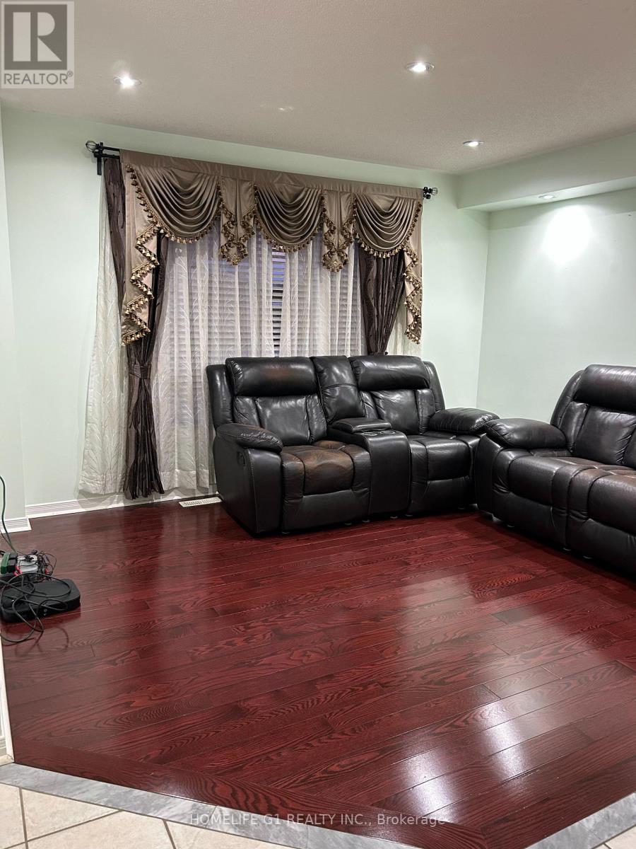 183 Toba Crescent, Brampton, Ontario  L6Z 4W3 - Photo 4 - W12635350