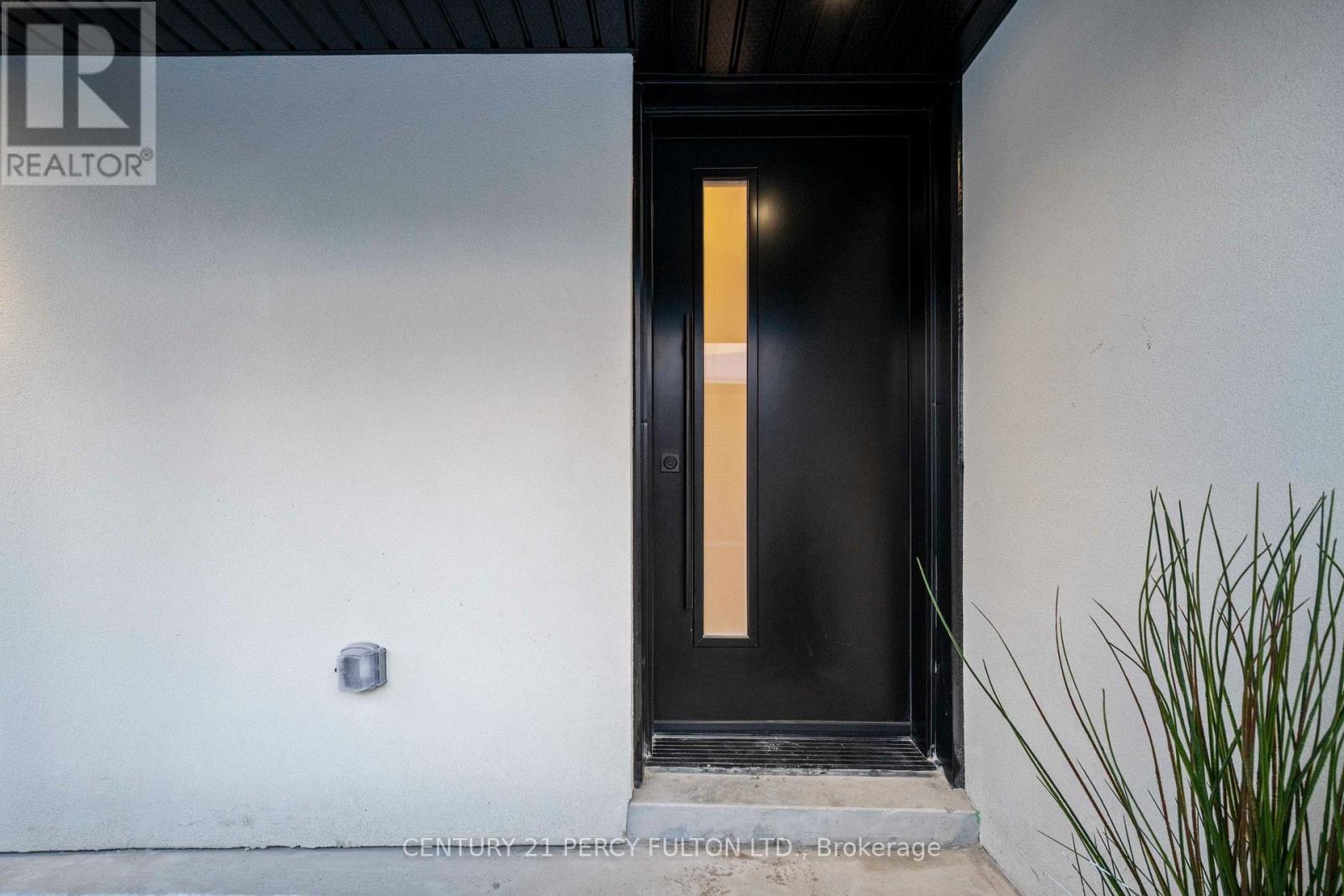 3 Learmont Drive, Toronto, Ontario  M9R 2E3 - Photo 5 - W12635418