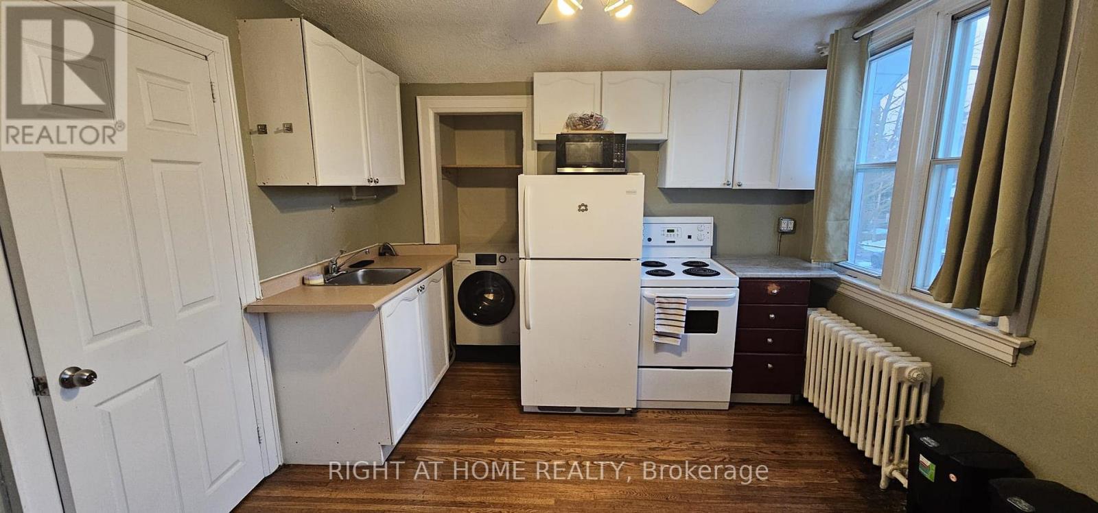 72 Eleventh Street, Toronto, Ontario M8V 3G5 - Photo 2 - W12635420