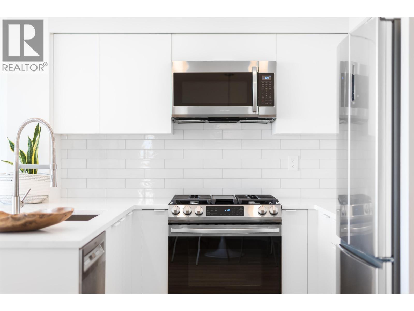 2208 63 Keefer Place, Vancouver, British Columbia  V6B 6N6 - Photo 2 - R3074029