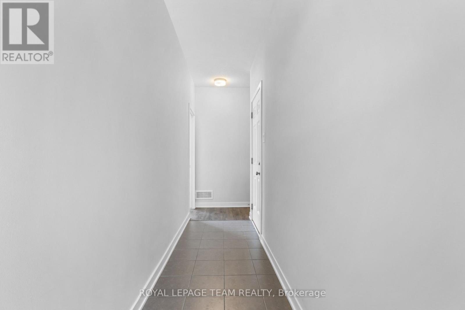 419 Mortar Terrace, Ottawa, Ontario  K2W 0N8 - Photo 4 - X12635470