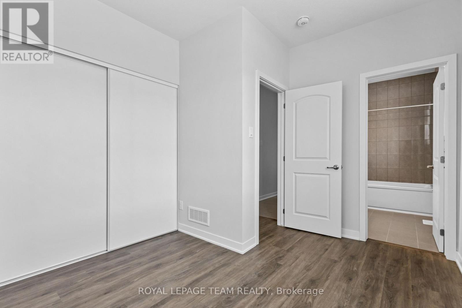 419 Mortar Terrace, Ottawa, Ontario  K2W 0N8 - Photo 6 - X12635470