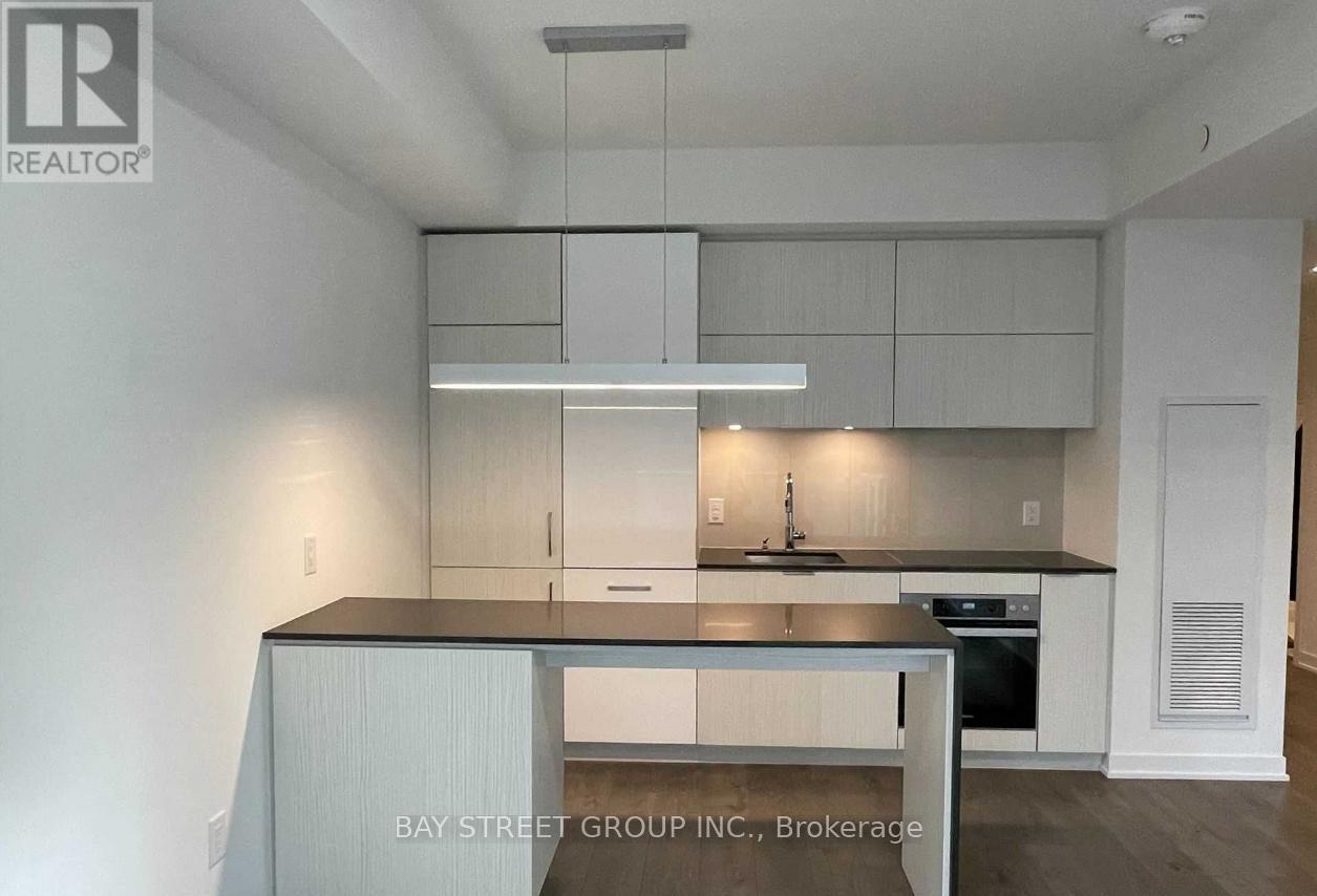 <div class="slider-price">$2,200 Monthly</div><p>914 - 20 Richardson Street, Toronto, Ontario</p>