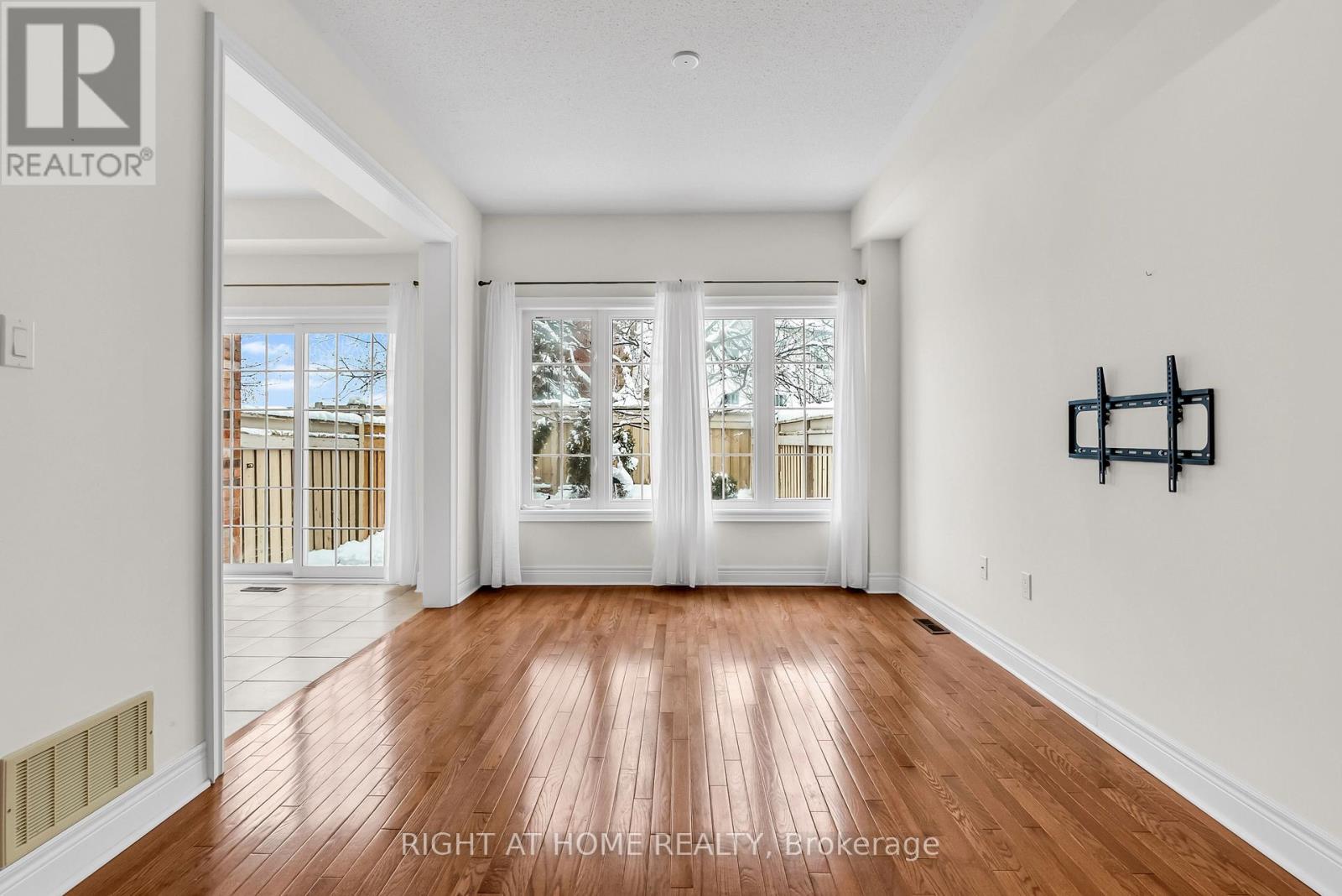 9 - 320 Ravineview Drive, Vaughan, Ontario  L6A 4H1 - Photo 10 - N12635476