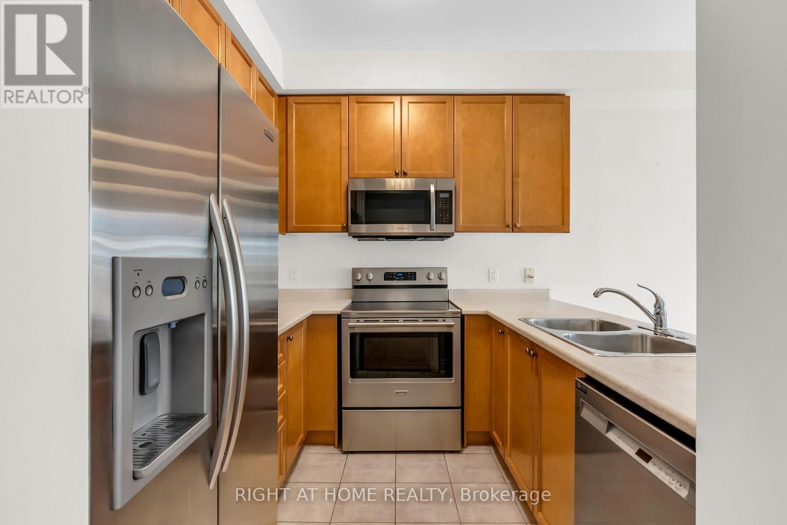 9 - 320 Ravineview Drive, Vaughan, Ontario  L6A 4H1 - Photo 12 - N12635476