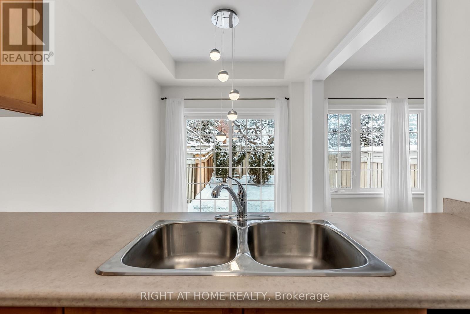 9 - 320 Ravineview Drive, Vaughan, Ontario  L6A 4H1 - Photo 13 - N12635476