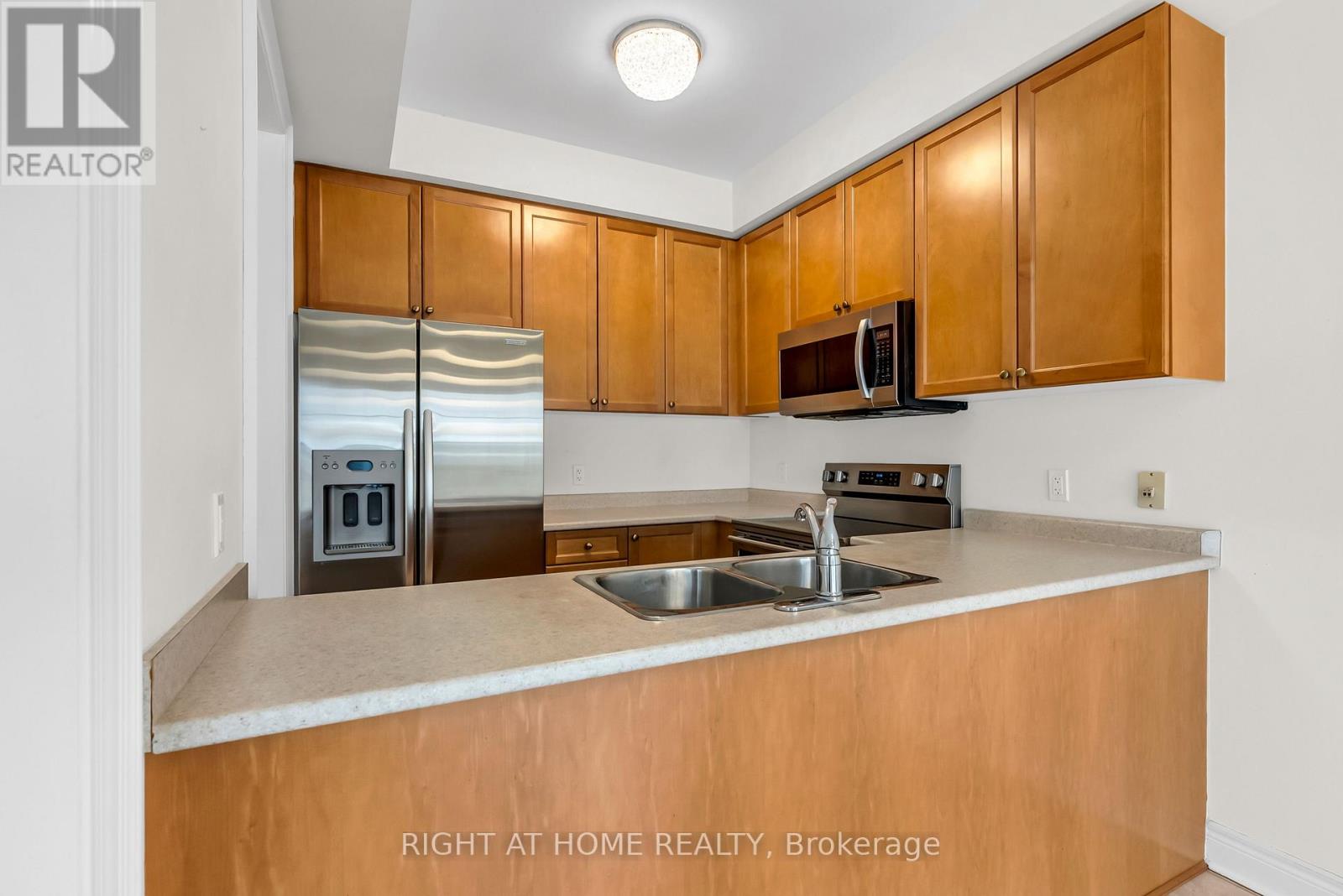 9 - 320 Ravineview Drive, Vaughan, Ontario  L6A 4H1 - Photo 14 - N12635476