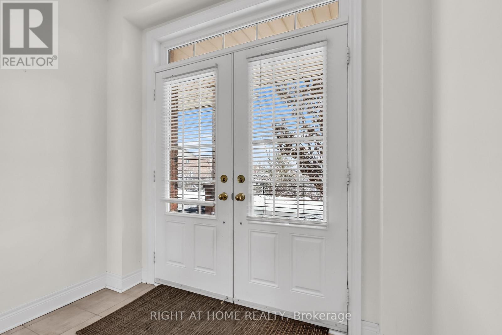 9 - 320 Ravineview Drive, Vaughan, Ontario  L6A 4H1 - Photo 4 - N12635476