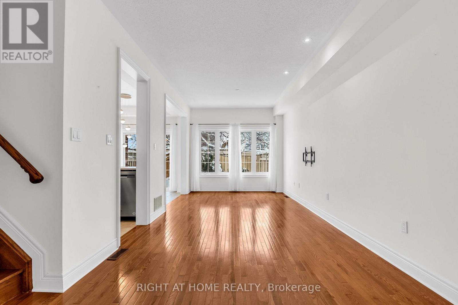 9 - 320 Ravineview Drive, Vaughan, Ontario  L6A 4H1 - Photo 7 - N12635476