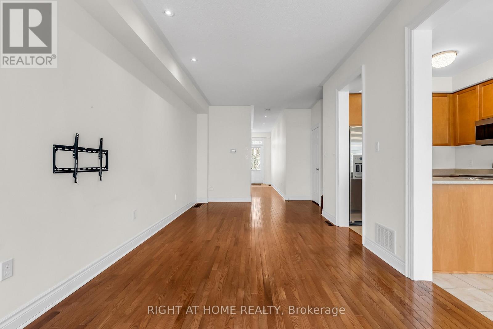 9 - 320 Ravineview Drive, Vaughan, Ontario  L6A 4H1 - Photo 8 - N12635476