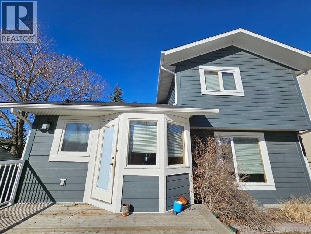 302 Meadowbrook Bay Se, Airdrie, Alberta  T4A 2B2 - Photo 2 - A2233014