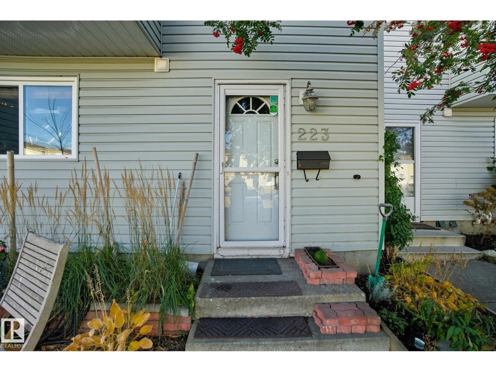 223 DICKINSFIELD CO NW, Edmonton, Alberta